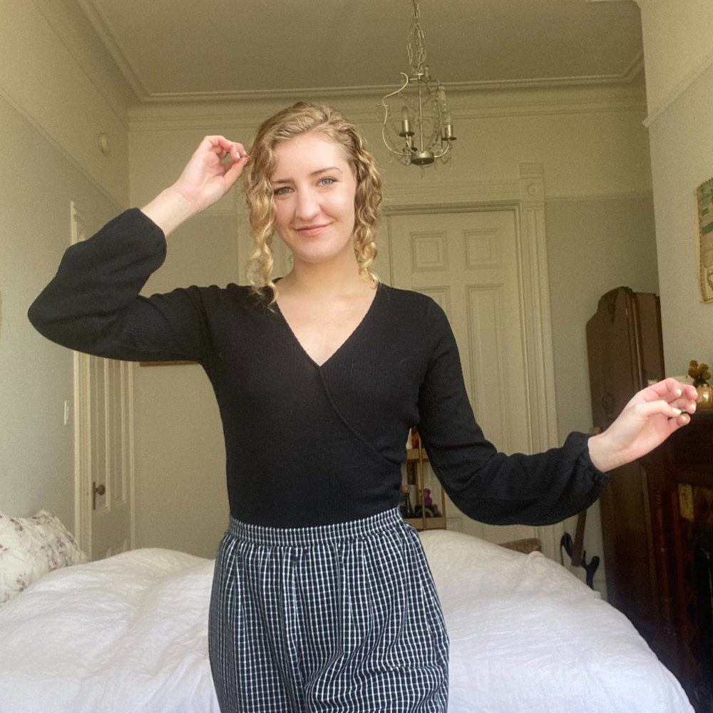 Flattering and Soft Black Balloon Sleeve V-Neck Sweater Size S